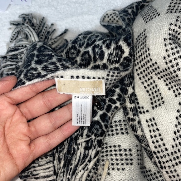 Micheal Kors Scarf 🧣 - Picture 3 of 5